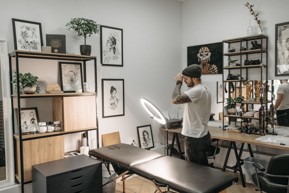 Estúdio de tatuagem profissional, ambiente para avaliação de cobertura ou remoção a laser