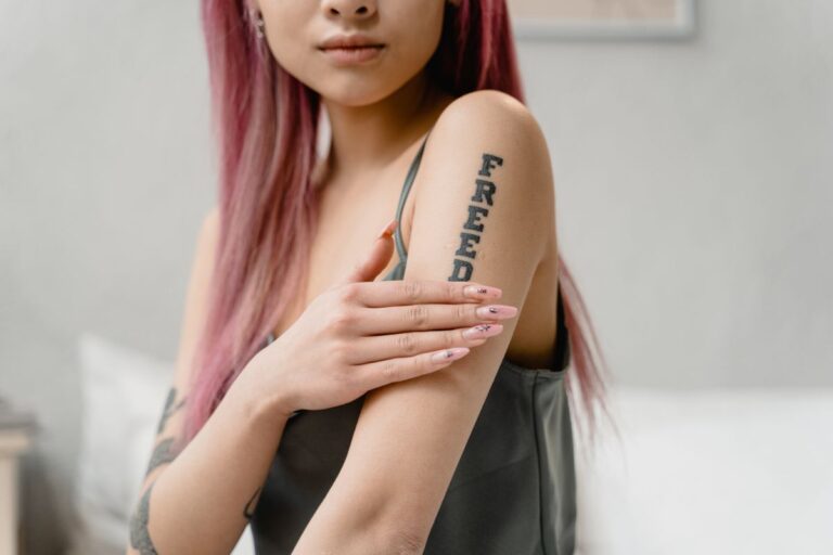 Tatuagem de palavra no braço de uma mulher, exemplo de nome que pode ser coberto