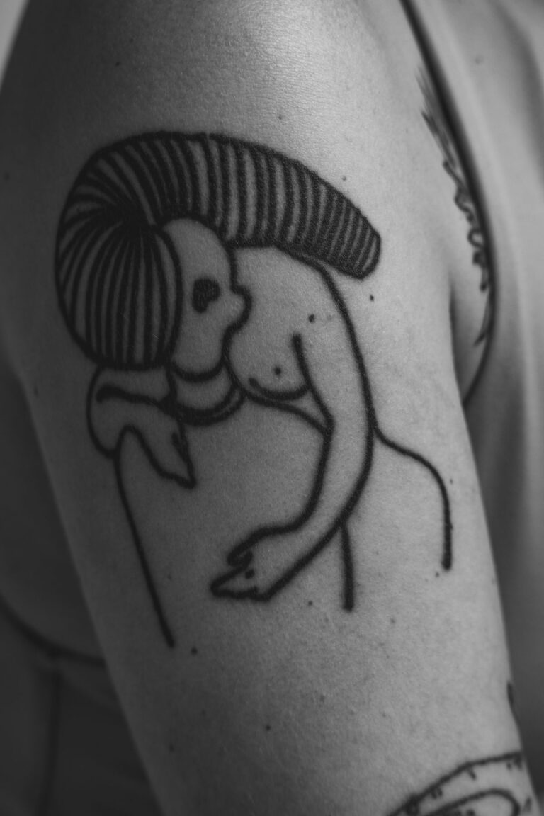 Tatuagem preta no braço, exemplo de tatuagem escura que pode ser coberta