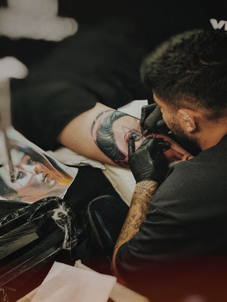 Tatuagem realista sendo feita no braço, estilo com luz e sombra
