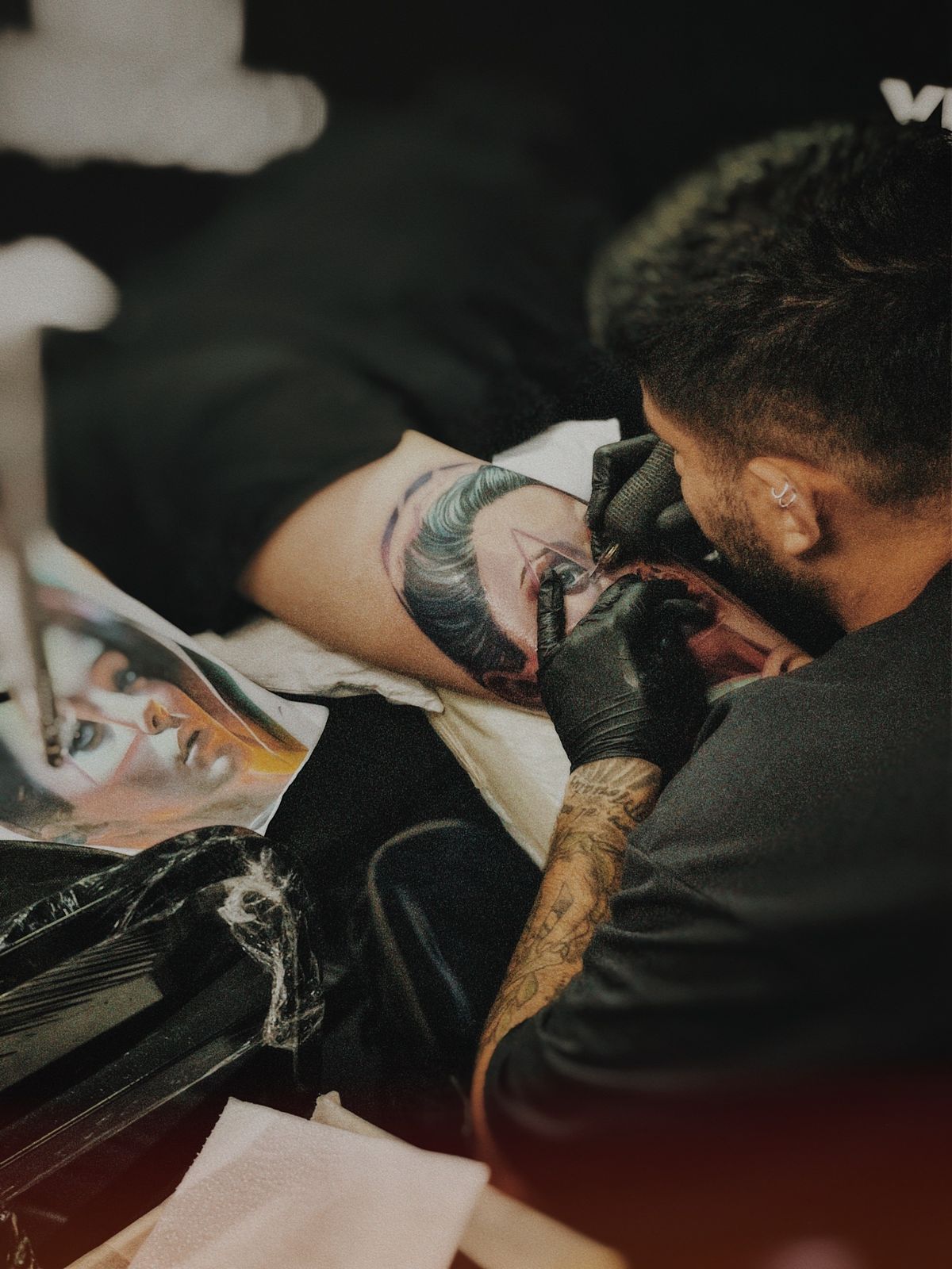 Tatuagem realista sendo feita no braço, estilo com luz e sombra