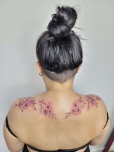 Tatuagem de flor nas costas