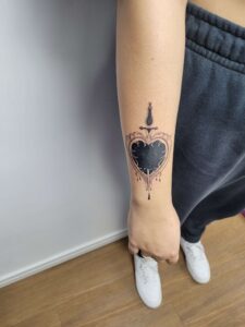 Tatuagem de coração no braço