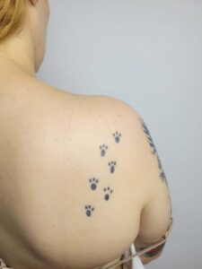 Tatuagem de patas nas costas