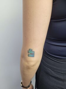 Tatuagem de quebra cabeça no braço