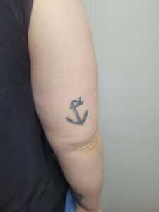 Tatuagem de âncora no braço