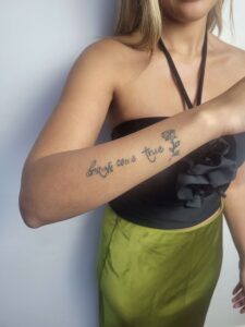 Tatuagem de frase no braço