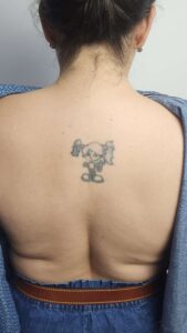 Tatuagem de menina nas costas