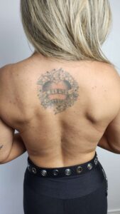 Tatuagem de coração nas costas