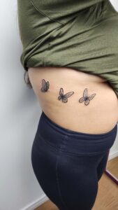 Tatuagem de borboleta na costela