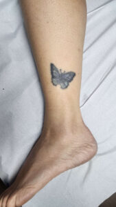 Tatuagem de borboleta no tornozelo