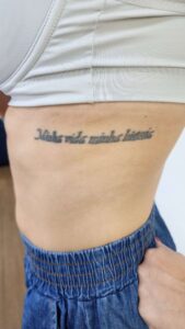 Tatuagem de frase na costela