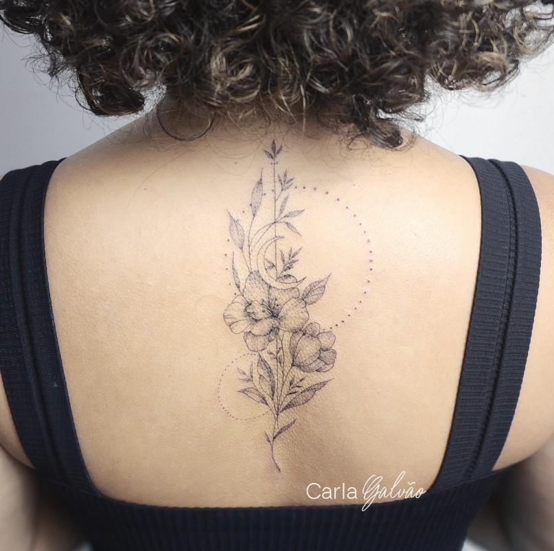 tatuagem traços finos feminina nuca