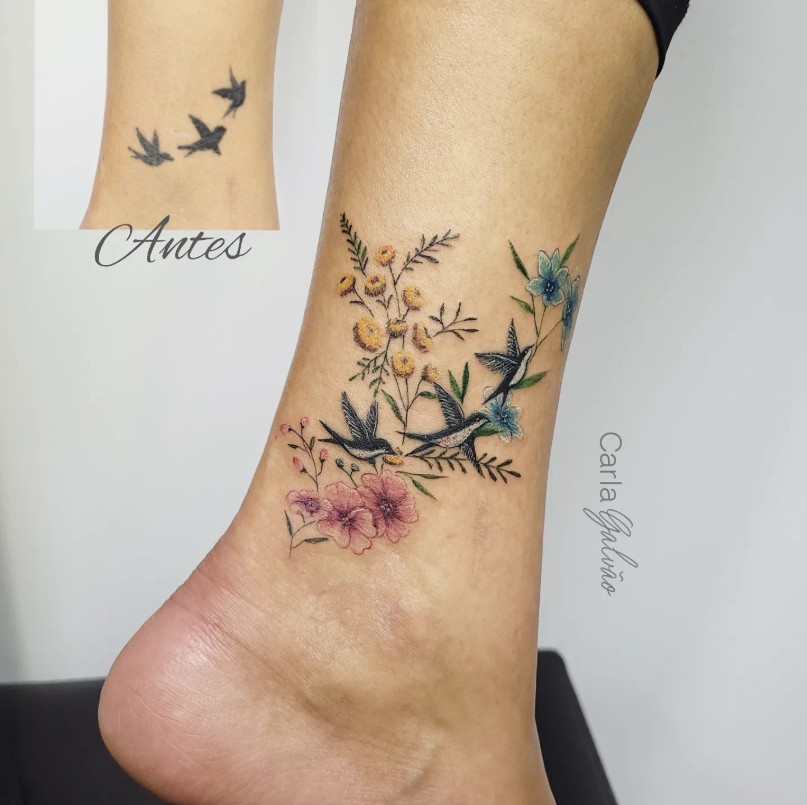tatuagem floral botanica feminina no calcanhar