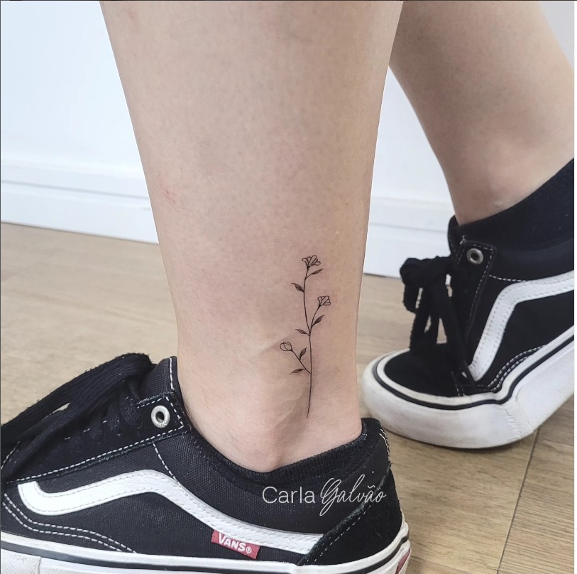 tatuagem minimalista calcanhar feminino